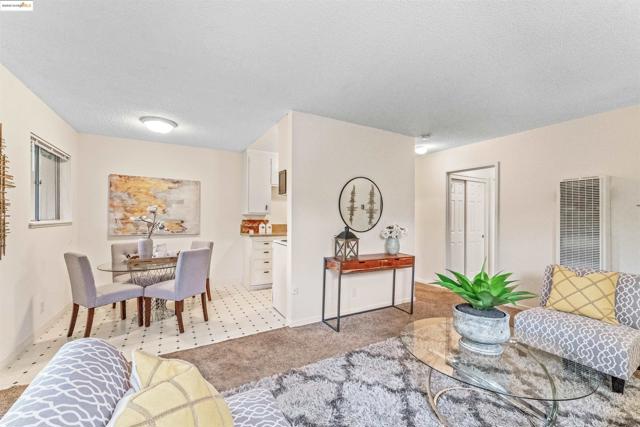 389 Somerset Rd, Piedmont CA: https://media.crmls.org/mediaz/0bae756a-0eef-4c6b-946c-df7f73076db7.jpg