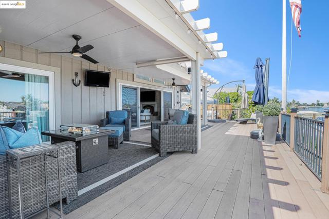 737 Willow Lake Rd, Discovery Bay CA: https://media.crmls.org/mediaz/0bae8016-6e8c-43af-8ec8-87cee463fd2c.jpg