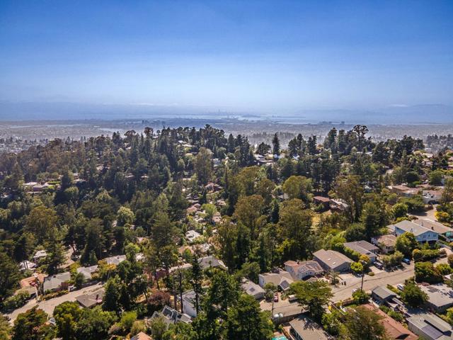6827 Ridgewood Drive, Oakland CA: https://media.crmls.org/mediaz/0bb04abd-e045-4a2c-ab03-30d5c062dfc5.jpg