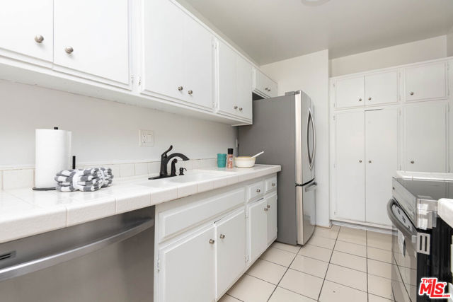 5403 Newcastle Avenue, 69 photo 7