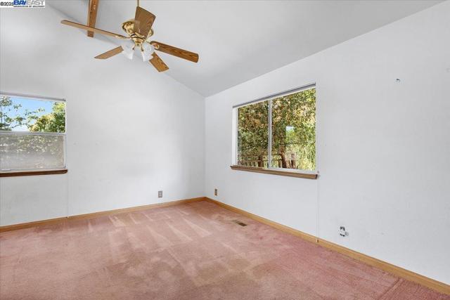 3491 Middleton Ave, Castro Valley CA: https://media.crmls.org/mediaz/0bb0a6ca-873f-4a78-9272-6190e141a265.jpg