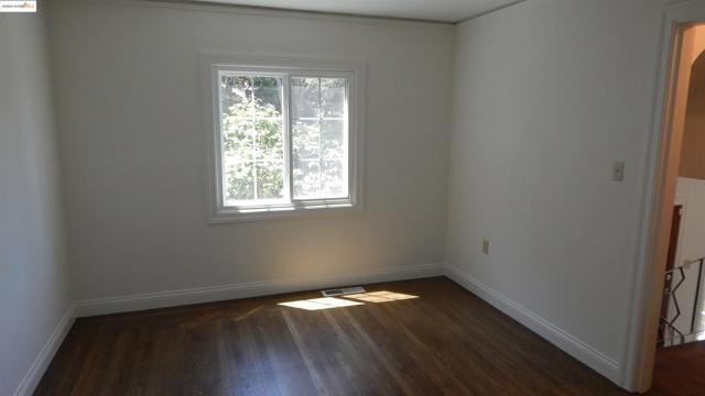 108 Green St, Martinez CA: https://media.crmls.org/mediaz/0bb0c0ed-98ff-4950-b453-73002cbb635b.jpg