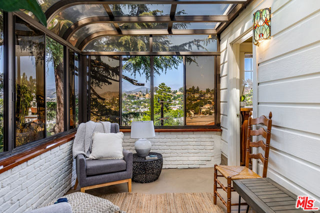 1355 Columbia Drive, Glendale CA: https://media.crmls.org/mediaz/0bb0c78e-9bf1-4ead-a660-d360220a4a71.jpg