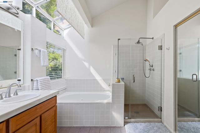 906 Vista Pointe Dr, San Ramon CA: https://media.crmls.org/mediaz/0bb11524-590f-48b8-992f-d11bb8c505c2.jpg