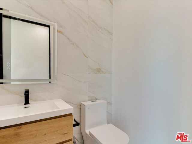2817 S Redondo Boulevard, Los Angeles CA: https://media.crmls.org/mediaz/0bb1a132-4e3b-4638-ae95-36423b8e76e5.jpg