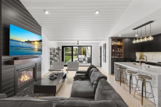 2146 Foster St, Oceanside CA: https://media.crmls.org/mediaz/0bb20fcb-d893-485b-8296-efd2ec85c69c.jpg