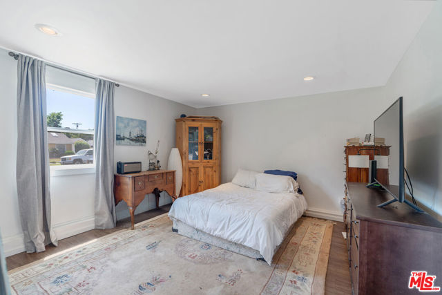 17503 Runnymede Street, Lake Balboa CA: https://media.crmls.org/mediaz/0bb3749d-55fb-432e-aba4-534aaec62ed2.jpg
