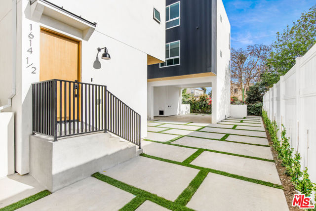 1616 S Sycamore Avenue, Los Angeles CA: https://media.crmls.org/mediaz/0bb41d52-5cfe-4637-ac1c-64564edf5f1c.jpg