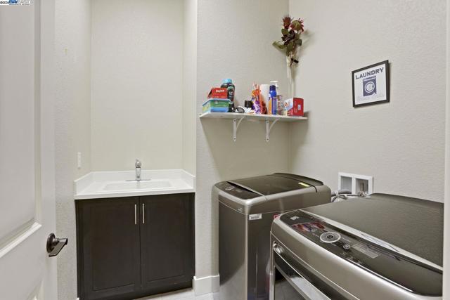 2595 Garden Farms Ave, Lathrop CA: https://media.crmls.org/mediaz/0bb47832-ef82-4d97-876c-84ceb9e31c9d.jpg