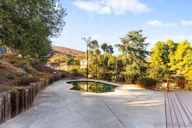 16310 Oak Springs Dr, Ramona CA: https://media.crmls.org/mediaz/0bb4c554-71b8-429f-93e9-7fc9a636d08e.jpg