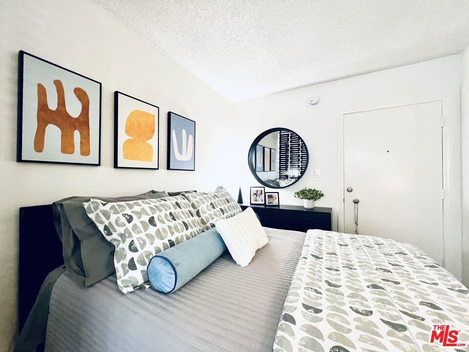 https://media.crmls.org/mediaz/0bb5f6ba-f09c-4b2d-8965-fce2ab4f27cc.jpg?preset=X-Large