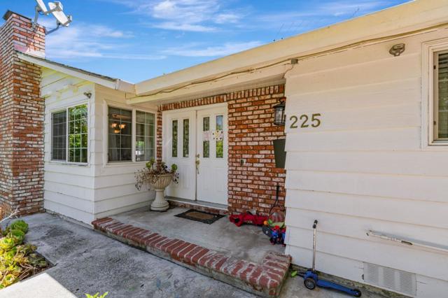225 W Meadow Drive, Palo Alto CA: https://media.crmls.org/mediaz/0bb63ea7-98bc-49e1-a83a-1c0f5873a147.jpg