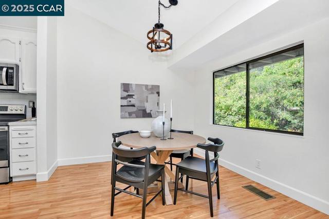 4782 Starflower Dr, Martinez CA: https://media.crmls.org/mediaz/0bb6e318-d8f1-4e24-8498-22ab3f3718fc.jpg