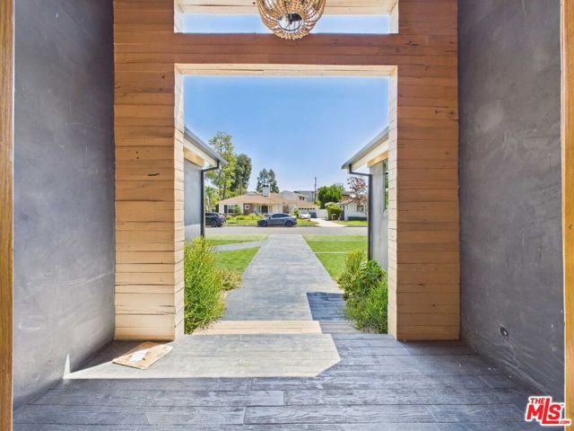 5109 Longridge Avenue, Sherman Oaks CA: https://media.crmls.org/mediaz/0bb7ea67-84ed-4bb1-8d74-2a359bdeaecb.jpg