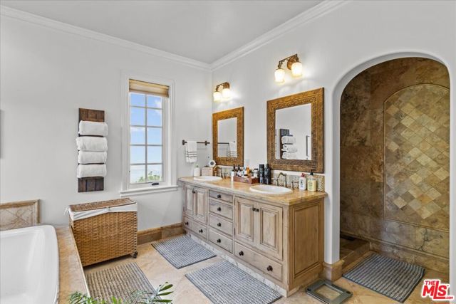 2373 Tuna Canyon Road, Topanga CA: https://media.crmls.org/mediaz/0bb80433-2463-466c-b0a2-a65c5d31ea41.jpg