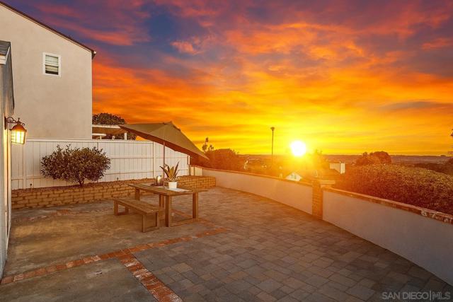 4503 Carnaby, Carlsbad CA: https://media.crmls.org/mediaz/0bb833ad-e0bf-446f-b865-9c1c2870e665.jpg