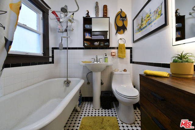 224 Horizon Avenue, Venice CA: https://media.crmls.org/mediaz/0bb89344-1db9-4796-9eb7-568e3e35a22e.jpg