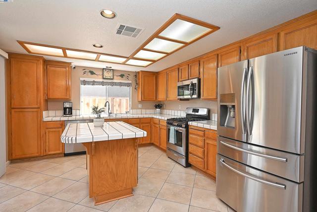 4525 Wolverine Way, Antioch CA: https://media.crmls.org/mediaz/0bb8f5c5-bd1a-4135-b3ba-615e2b3149b8.jpg