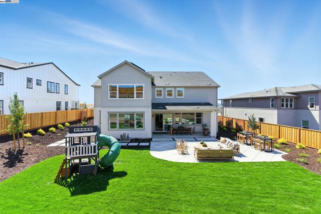 1725 SW Wren, Dublin CA: https://media.crmls.org/mediaz/0bb95e98-dadd-42b6-829c-d31e961205bf.jpg