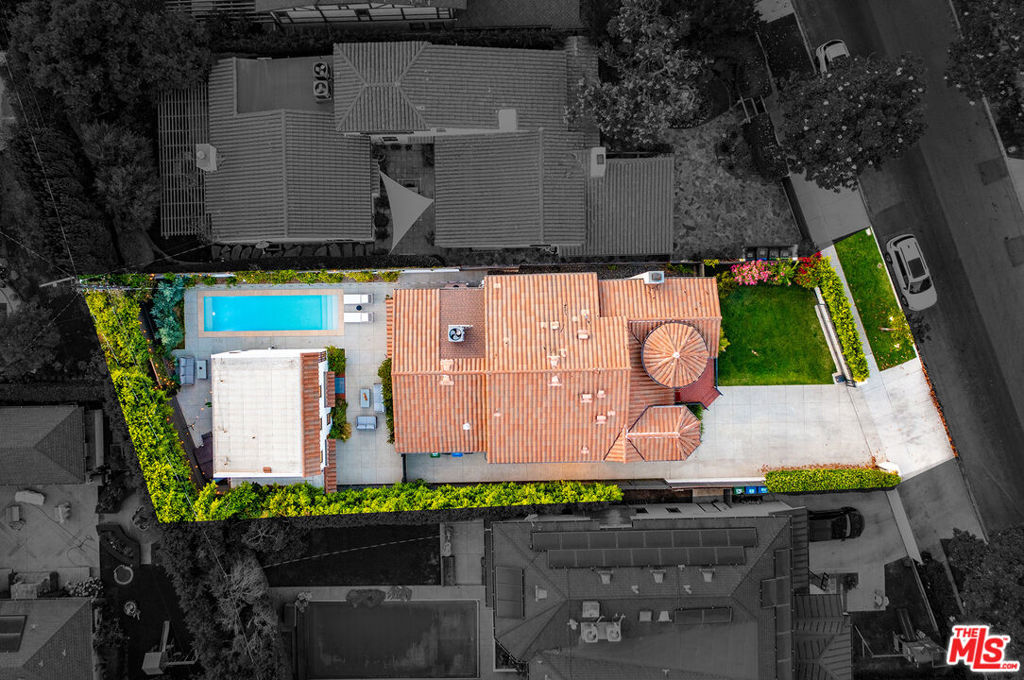 https://media.crmls.org/mediaz/0bba4fba-32a7-4d7e-b89c-f0c5693a9288.jpg?preset=X-Large
