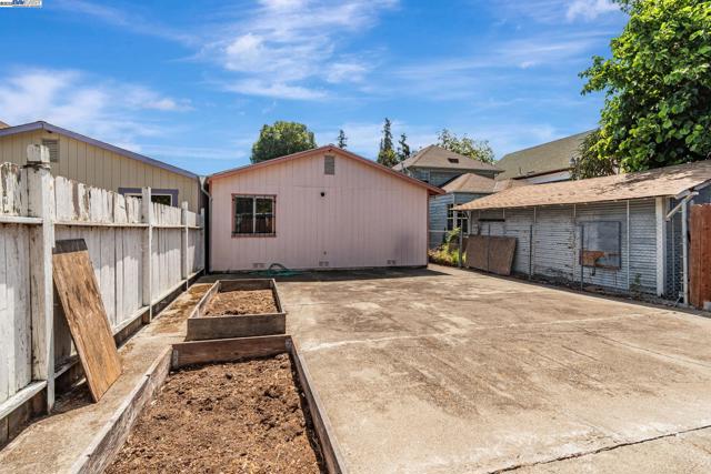 2538 E 16Th St, Oakland CA: https://media.crmls.org/mediaz/0bba7336-d16a-492e-b29a-88b2d51fac42.jpg