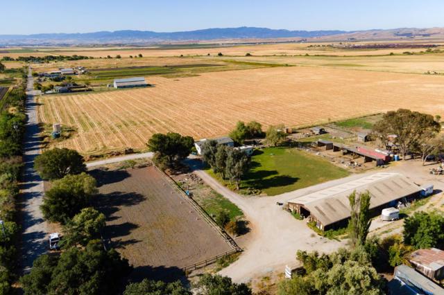 6200 Frye Lane, Hollister CA: https://media.crmls.org/mediaz/0bbababc-532d-4e3f-8476-40e3ed59da18.jpg