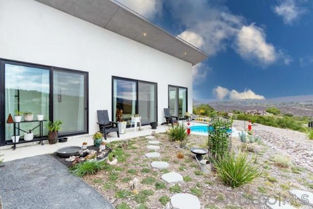 1615 Vista Del Lago, Fallbrook CA: https://media.crmls.org/mediaz/0bbabcb4-4c26-439c-81d2-c0c1800a8612.jpg