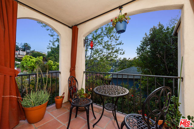 3145 La Suvida Drive, Los Angeles CA: https://media.crmls.org/mediaz/0bbaebd9-767c-4527-b12a-1a0533cffeca.jpg