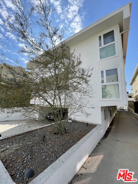 1051 Sherbourne Drive, 5 Los Angeles, California 90035, 2 Bedrooms Bedrooms, ,2 BathroomsBathrooms,Residential Lease,For Sale,Sherbourne,22160125