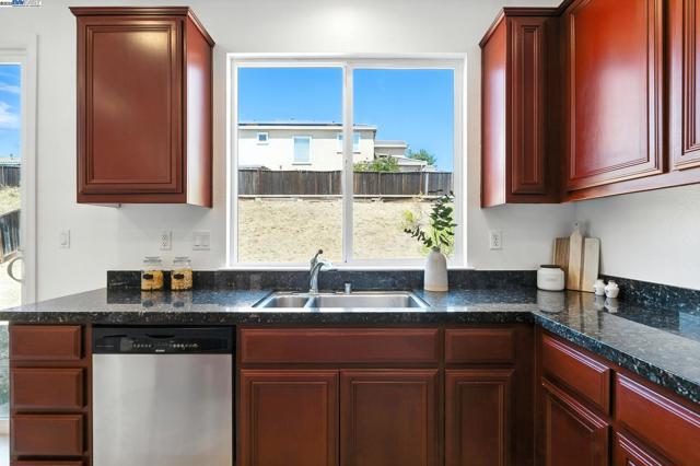 3909 Danbury Way, Fairfield CA: https://media.crmls.org/mediaz/0bbca185-ee56-4b25-9bb9-01ccb6640960.jpg