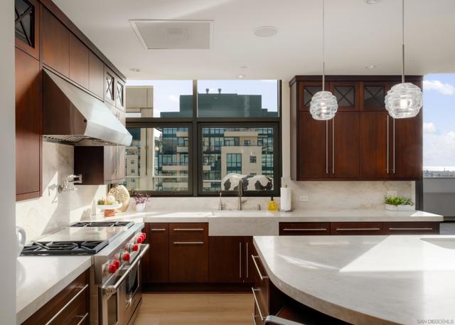 645 Front St, San Diego CA: https://media.crmls.org/mediaz/0bbcb000-d38e-4ca4-942f-f91dbc4901ca.jpg