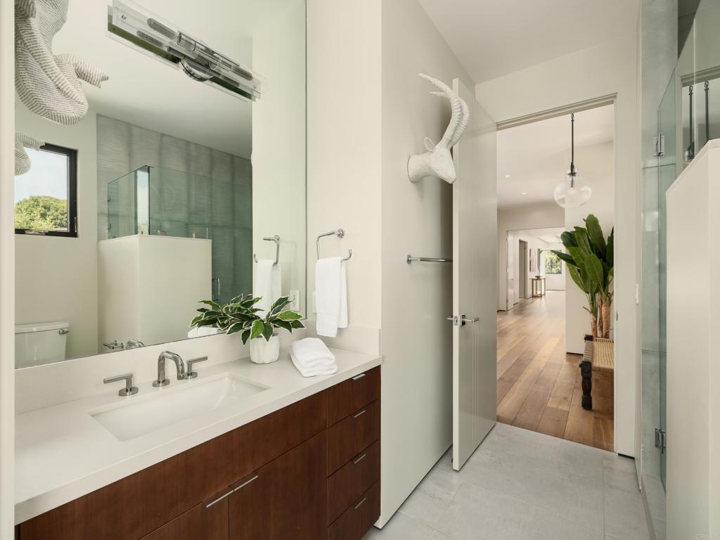 https://media.crmls.org/mediaz/0bbcbc70-a280-4ab2-99b9-5b8702c169ed.jpg?preset=X-Large