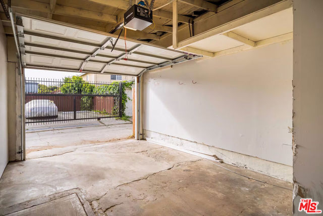 716 Sunset Avenue, Venice CA: https://media.crmls.org/mediaz/0bbcc23f-e09a-4216-b27e-c7b53ca8db50.jpg