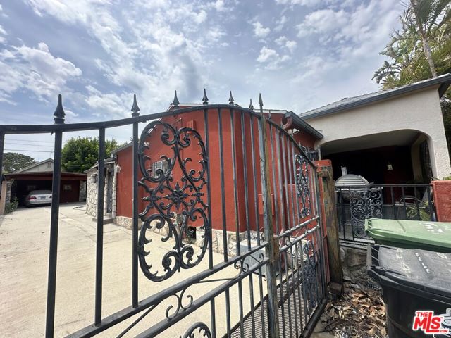 561 N Plymouth Boulevard, Los Angeles CA: https://media.crmls.org/mediaz/0bbed2ee-de82-433d-bb6a-a3ec51db52f0.jpg