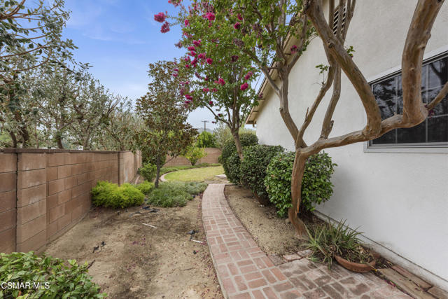 2152 Rockdale Avenue, Simi Valley CA: https://media.crmls.org/mediaz/0bbf8d3e-0cf4-4776-802b-382071295589.jpg