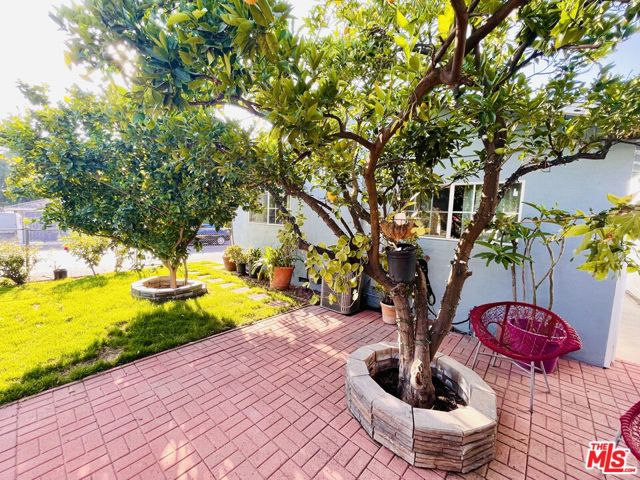 10704 Oro Vista Avenue, Sunland CA: https://media.crmls.org/mediaz/0bc09ff3-b027-435a-b5b5-4a51bafb3740.jpg