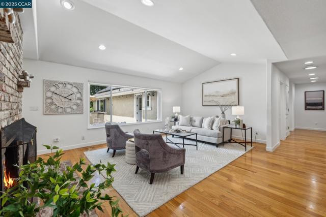 1450 Finley Ln, Alamo CA: https://media.crmls.org/mediaz/0bc16fdf-314f-4be6-be97-6af58799d861.jpg