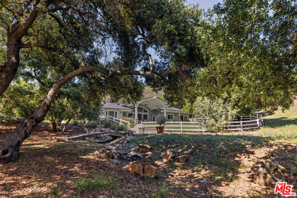 https://media.crmls.org/mediaz/0bc18294-fc58-40da-8289-f2d111d2e8f9.jpg?preset=X-Large