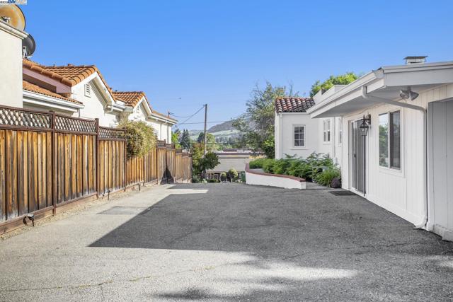 366 Ilo Ln, Danville CA: https://media.crmls.org/mediaz/0bc1cabc-e482-4b00-8ed5-e06439c732c1.jpg