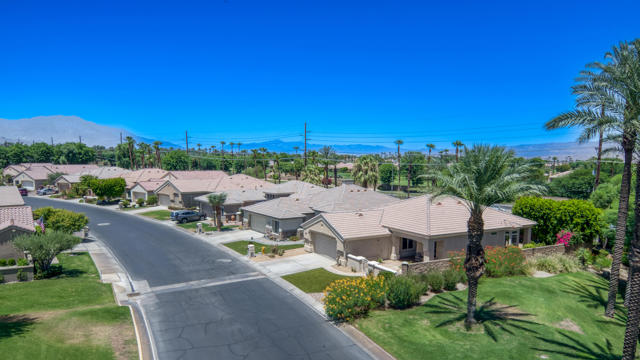 44010 Royal Troon Drive Drive, Indio CA: https://media.crmls.org/mediaz/0bc2c15c-7463-4e8d-8bc6-c89bcdf6dbb1.jpg