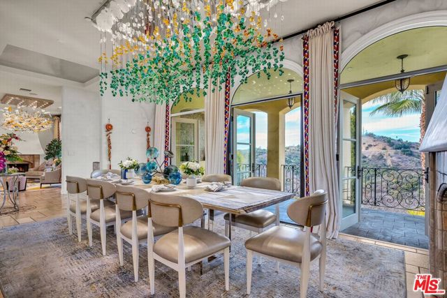 3110 Benedict Canyon Drive, Beverly Hills CA: https://media.crmls.org/mediaz/0bc35596-4360-4859-9b68-46819b084ee2.jpg