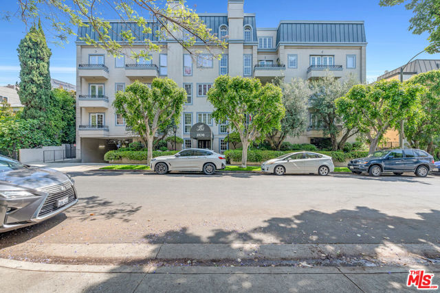 1370 Kelton Avenue, Los Angeles CA: https://media.crmls.org/mediaz/0bc3dc97-c153-4f91-8a2b-5ab9e1e72365.jpg