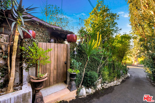 8306 Yucca Trail, Los Angeles CA: https://media.crmls.org/mediaz/0bc468d3-2dbe-4e1b-8beb-dbe1918ef8f6.jpg