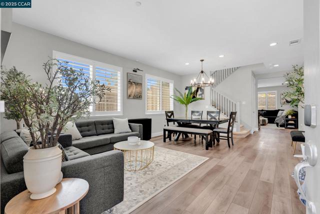499 Yarrow Dr, Fairfield CA: https://media.crmls.org/mediaz/0bc4e594-f4c3-42af-8195-6614d0407b35.jpg