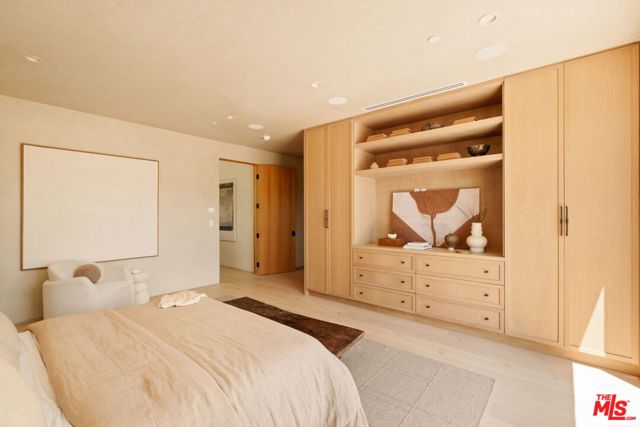 636 N Laurel Avenue, Los Angeles CA: https://media.crmls.org/mediaz/0bc581c2-9506-4cbb-98c2-a71fa92da62e.jpg