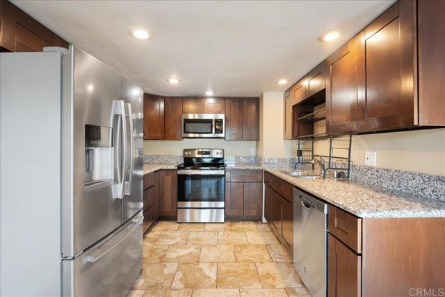 Detail Gallery Image 5 of 28 For 730 Silver Dr, Vista,  CA 92083 - 3 Beds | 2/1 Baths