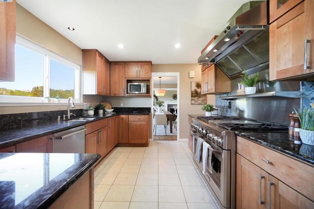 3218 Oakes Dr, Hayward CA: https://media.crmls.org/mediaz/0bc7a211-e85a-4afb-bd68-1b6039718740.jpg