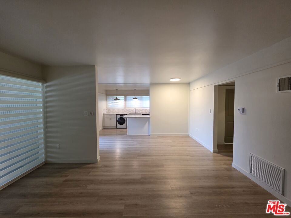 https://media.crmls.org/mediaz/0bc83d70-a397-47b0-83b8-d8ba605aa5d2.jpg?preset=X-Large