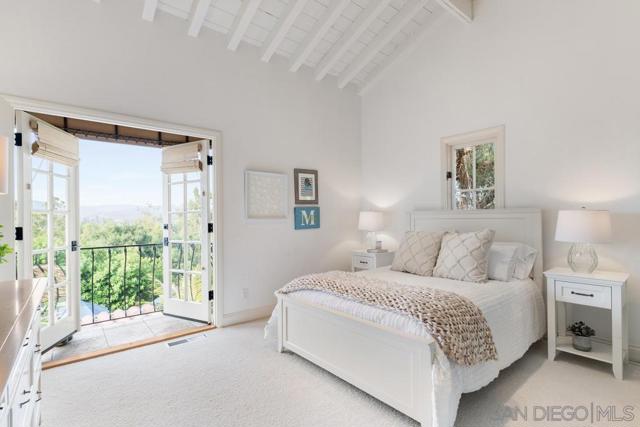3247 Cerros Redondos, Rancho Santa Fe CA: https://media.crmls.org/mediaz/0bc978ee-b321-4cbf-84ab-440dfe564d4a.jpg