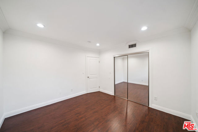 133 N Swall Drive, Beverly Hills CA: https://media.crmls.org/mediaz/0bca768a-2ee0-4866-a295-20d8ff768bf3.jpg